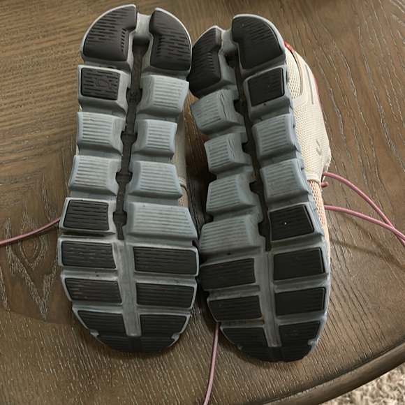 On Running Blush and Charcoal Sneakers Used missing in soles size 7 - Picture 4 of 6